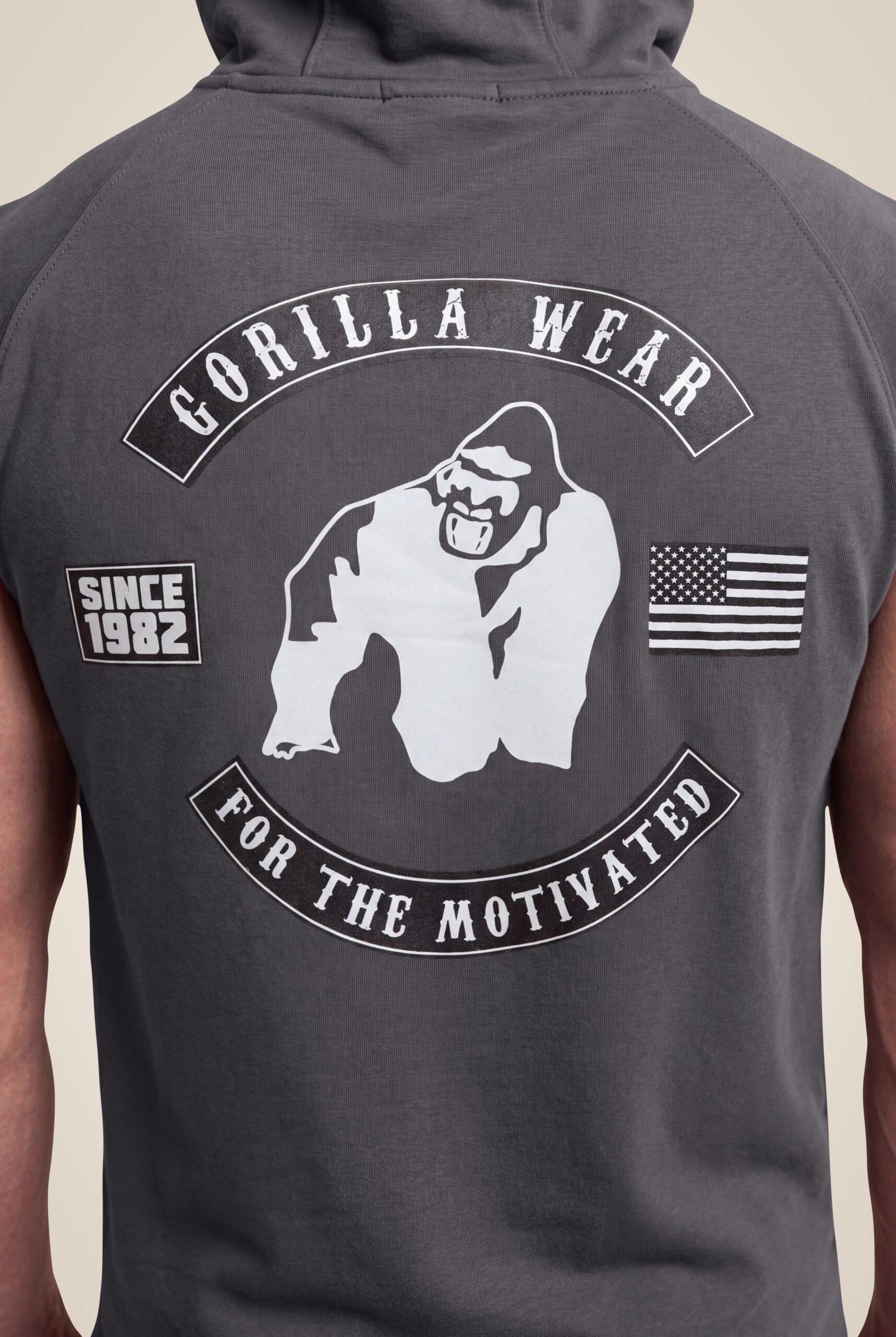 Крупный принт Gorilla Wear на спине безрукавки Huntley